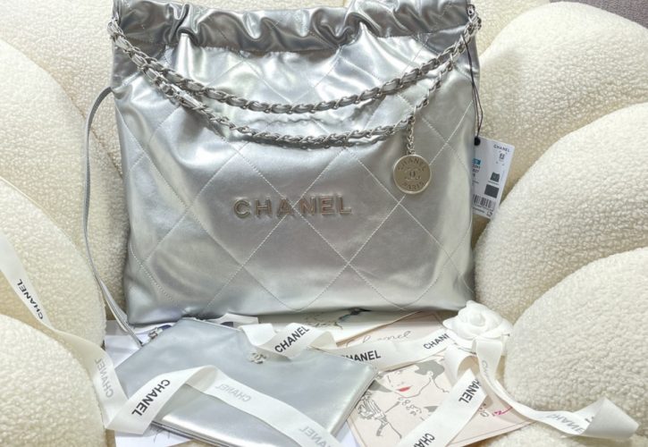Chanel 22 Medium Handbag Redefines Luxury with Modern Elegance