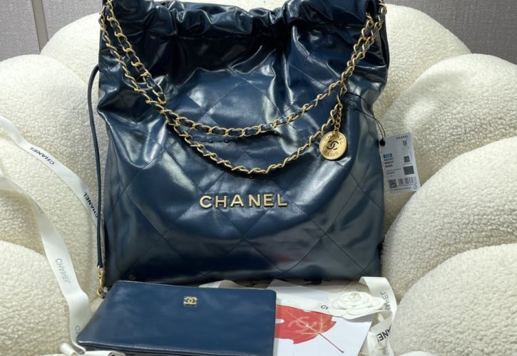 Chanel presents the iconic large handbag that redefines luxury and style