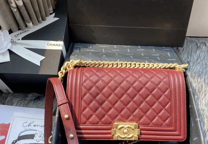 Chanel Boy Handbag Reignites Fashion Trends at New York Fashion Week