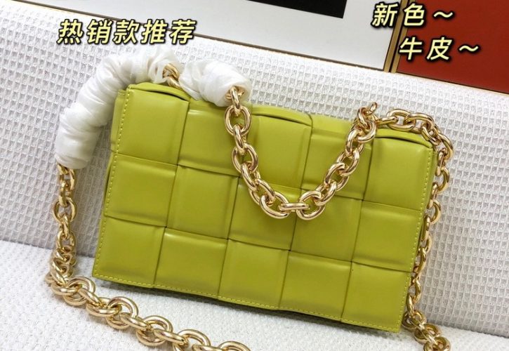 Bottega Veneta Cassette Bag Redefines Luxury Fashion at the Latest European Fashion Event