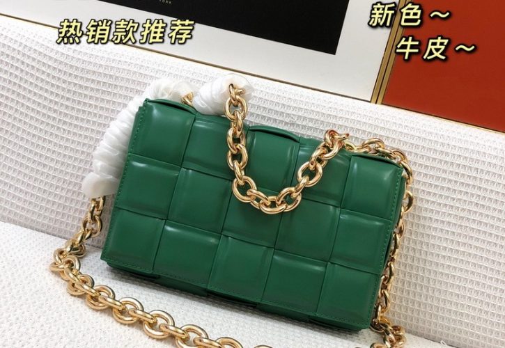 Bottega Veneta Cassette Bag Redefines Luxury Fashion at Fashion Week