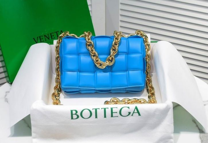 Bottega Veneta Cassette Bag Redefines Luxury Fashion with Modern Elegance