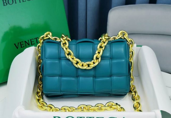 Bottega Venetas Cassette Bag Makes Waves at Fashion Events in Europe and America